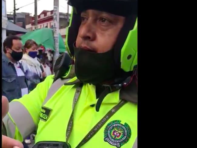 Video, mujer es multada por pedirle a policía utilizar bien el tapabocas. 