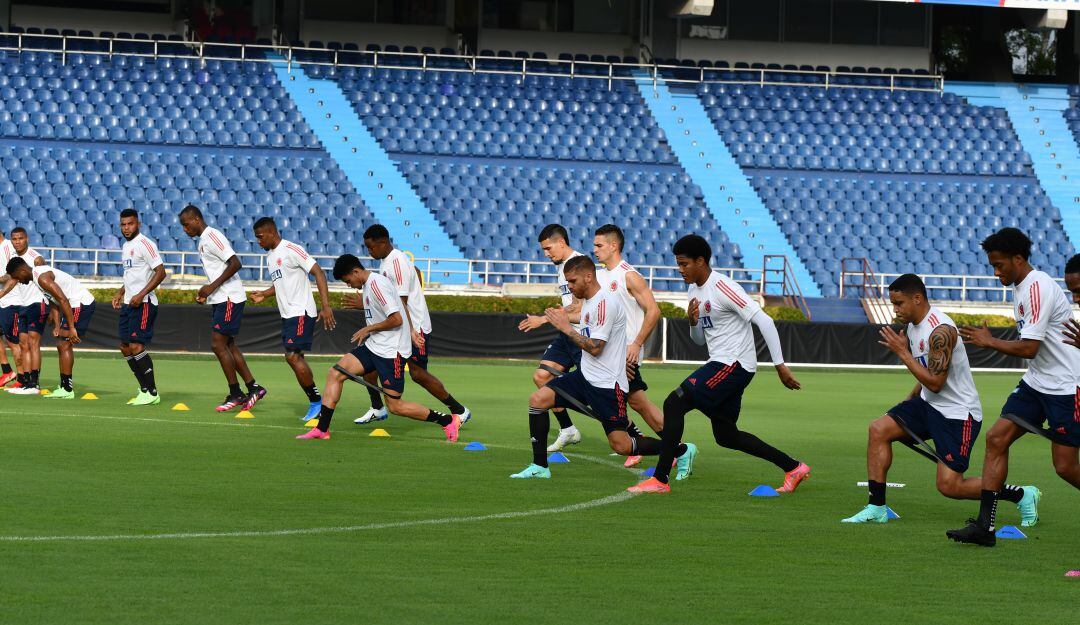 Jugadores de la Selección Colombia se preparan para afrontar el juego con Argentina