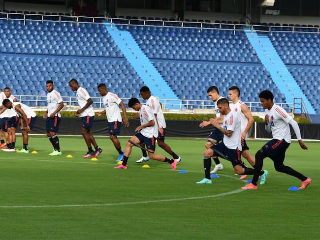 Jugadores de la Selección Colombia se preparan para afrontar el juego con Argentina
