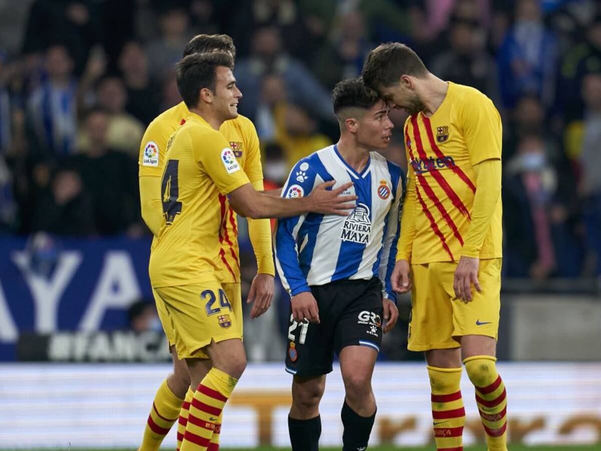 Video: La expulsión de Piqué en un derbi que salvó el Barça al final