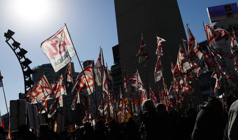 La Confederación General del Trabajo realiza un paro general para pedir al Gobierno rectificación en su política económica.
