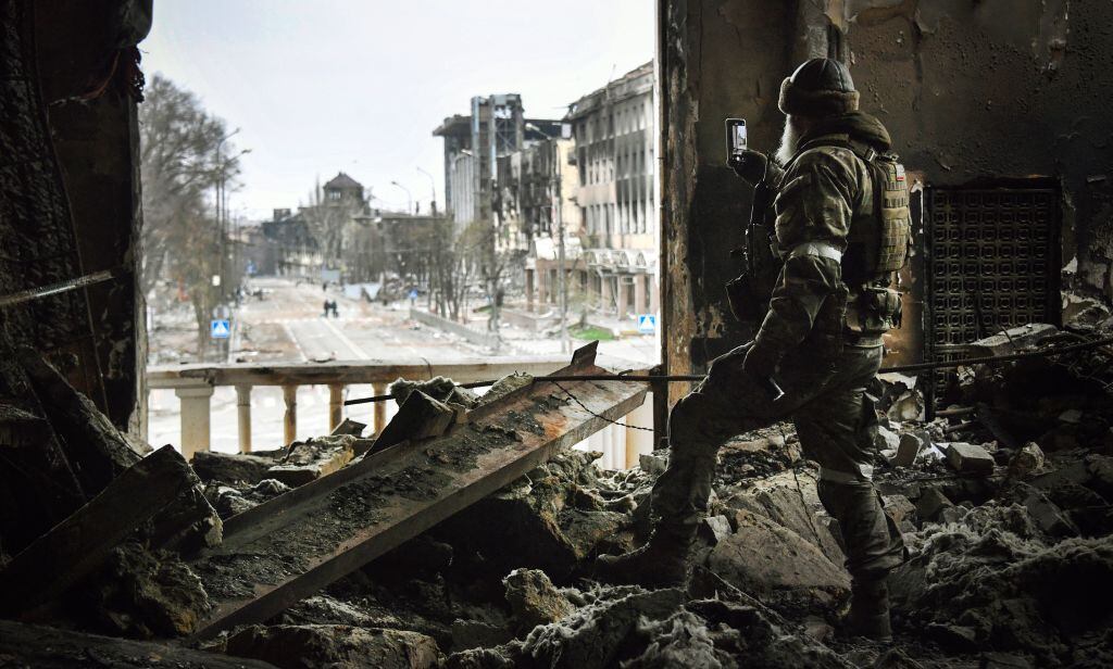 Un soldado ruso patrulla en el bombardeado  teatro dramático de Mariupol (Photo by Alexander NEMENOV / AFP) (Photo by ALEXANDER NEMENOV/AFP via Getty Images)