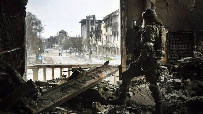 Un soldado ruso patrulla en el bombardeado teatro dramático de Mariupol (Photo by Alexander NEMENOV / AFP) (Photo by ALEXANDER NEMENOV/AFP via Getty Images)