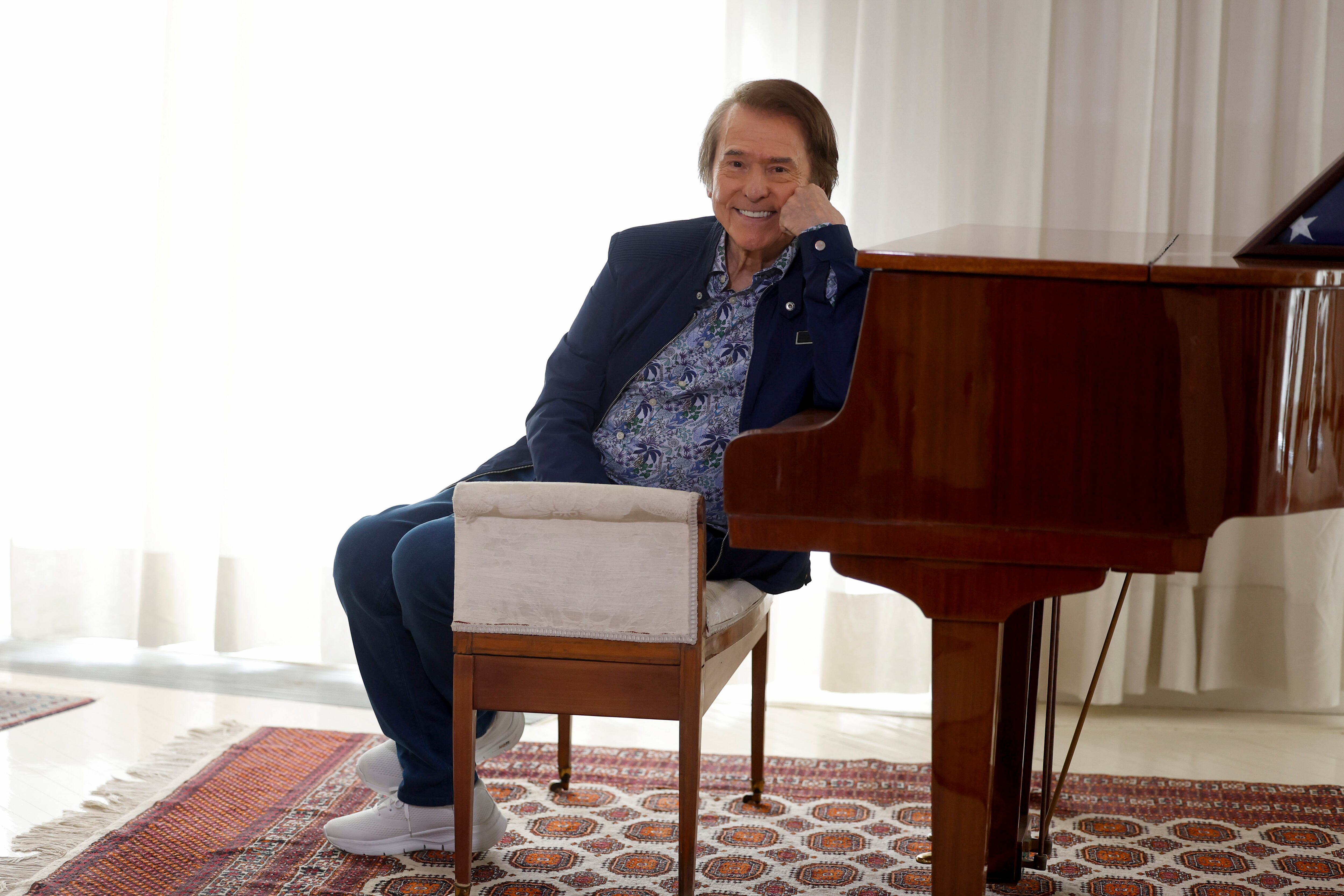 MADRID, 02/05/2025.- Dice Raphael que los recuerdos de aquel 17 de diciembre de 2024 en el que de una grabación para televisión acabó ingresado 10 días son "confusos". "Me acuerdo de querer hablar y decir otra cosa; ahí ya sabía que tenía problemas", comenta a EFE, solo cuatro meses y medio después y listo para recuperar su agenda profesional. EFE/ Juan Carlos Hidalgo