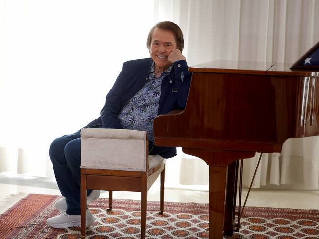 MADRID, 02/05/2025.- Dice Raphael que los recuerdos de aquel 17 de diciembre de 2024 en el que de una grabación para televisión acabó ingresado 10 días son "confusos". "Me acuerdo de querer hablar y decir otra cosa; ahí ya sabía que tenía problemas", comenta a EFE, solo cuatro meses y medio después y listo para recuperar su agenda profesional. EFE/ Juan Carlos Hidalgo