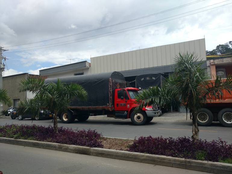 Transportadores de carga parados en Medellín.