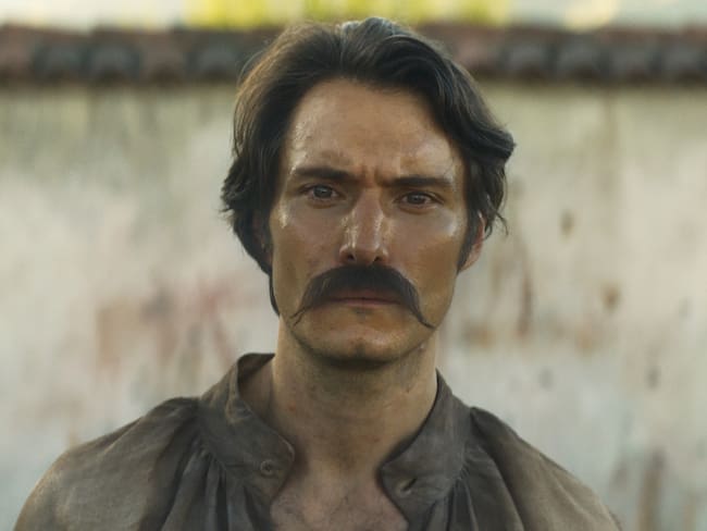 BOG400 BOGOTÁ (COLOMBIA), 17/04/2024.- Fotografía sin fechar cedida hoy, por Netflix Colombia que muestra al actor colombiano, Claudio Cataño, representando al coronel Aureliano Buendía, adulto, durante la grabación de la serie Cien años de soledad. La plataforma Netflix publicó este miércoles las primeras imágenes de la serie 'Cien años de soledad', inspirada en la principal novela del nobel colombiano de Literatura Gabriel García Márquez, de cuya muerte se conmemoran hoy 10 años. EFE/ Netflix Colombia /SOLO USO EDITORIAL SOLO DISPONIBLE PARA ILUSTRAR LA NOTICIA QUE ACOMPAÑA (CRÉDITO OBLIGATORIO)