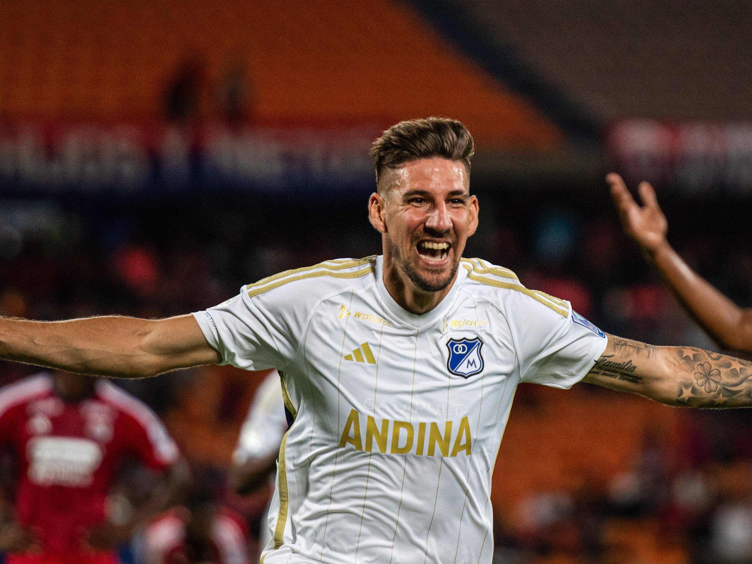 Santiago Giordana festeja un gol con Millonarios ante el Medellín. (Photo by: Camilo Moreno/Long Visual Press/Universal Images Group via Getty Images)