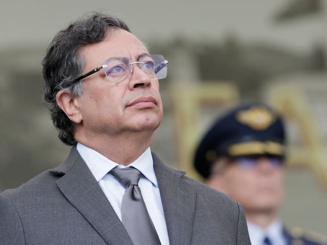 AME8585. BOGOTÁ (COLOMBIA), 11/03/2025.- El presidente de Colombia, Gustavo Petro, participa en una ceremonia de reconocimiento de tropas de las Fuerzas Militares este martes, en la Escuela Militar José María Córdova en Bogotá (Colombia). EFE/ Carlos Ortega