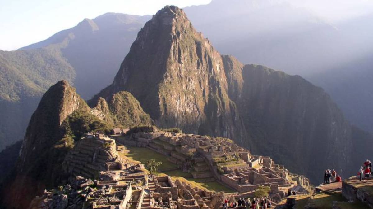 Perú suspende el servicio de trenes hacia Machu Picchu por un incendio forestal