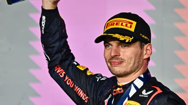 Lusail (Qatar), 01/12/2024.- Red Bull Racing driver Max Verstappen of Netherlands poses with the trophy on the podium after winning the Formula 1 Qatar Grand Prix at the Lusail International Circuit racetrack in Lusail, Qatar, 01 December 2024. (Fórmula Uno, Países Bajos; Holanda, Catar) EFE/EPA/NOUSHAD THEKKAYIL