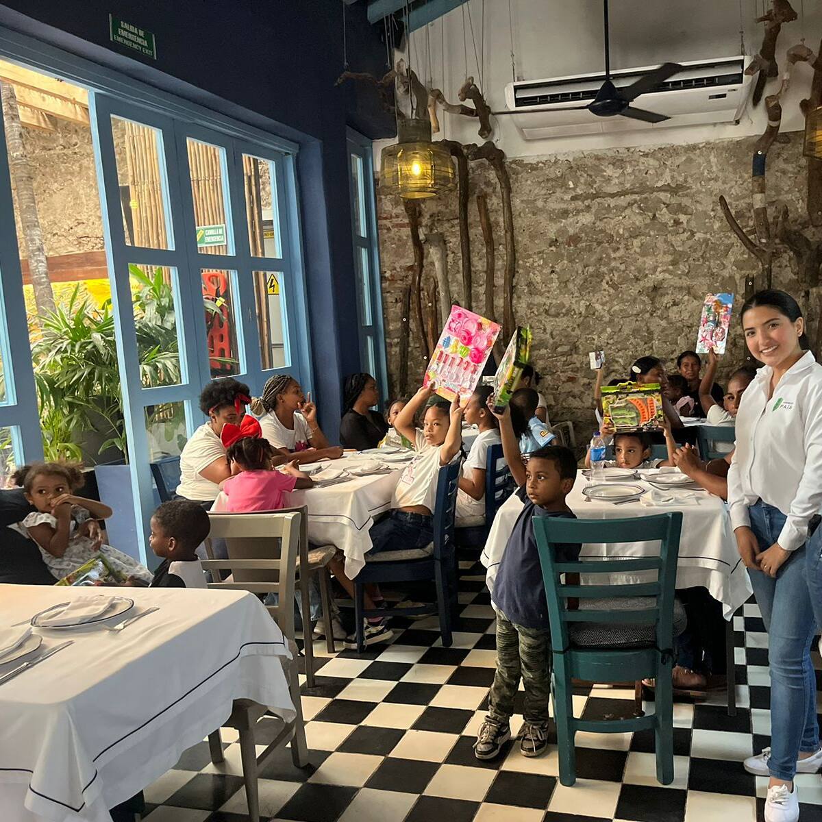 Cemento País, Juan del Mar y Fundación Generación Restauradores llevan alegría a niños de las islas