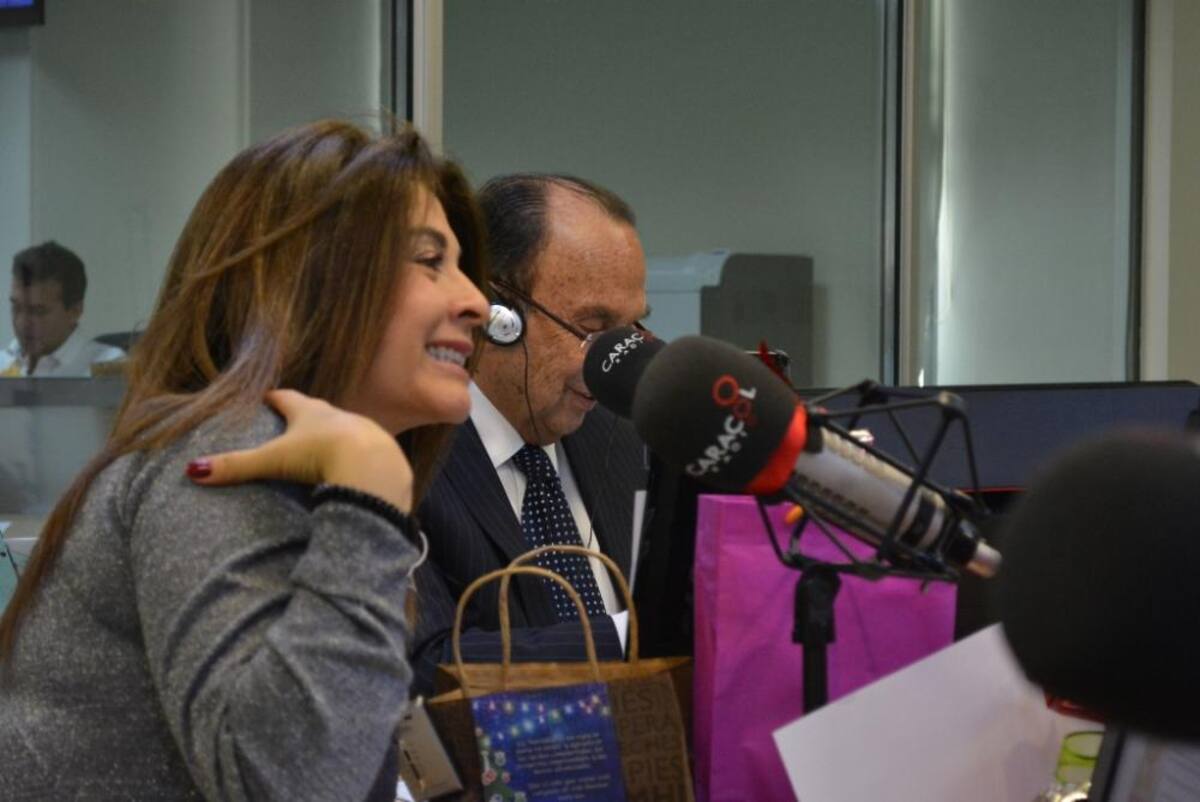 Tras dos décadas de estar inundando de humor a los colombianos, el admirado periodista se retira de La Luciérnaga, vea como desarrolla su último programa.