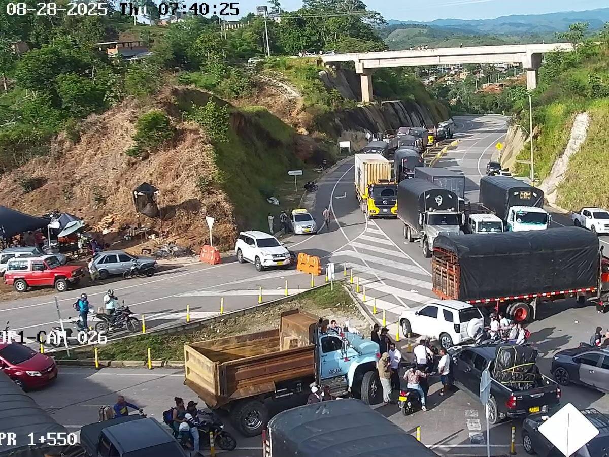 Bloqueos entre Remedios y Caucasia por la exigencia de habilitar la vía 4G del Nordeste