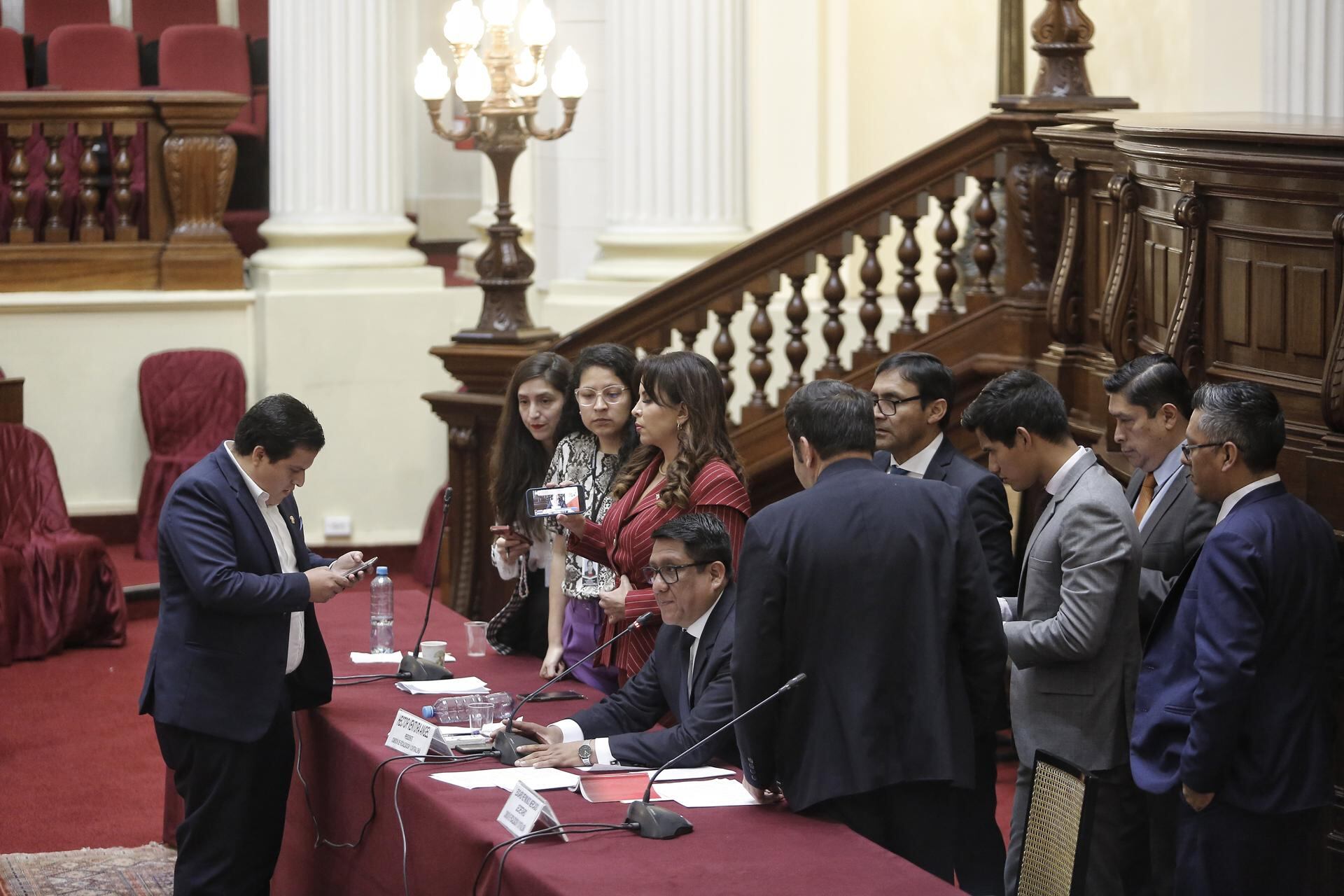 Congresistas denuncian un golpe de estado del presidente Castillo en Perú. Foto: EFE