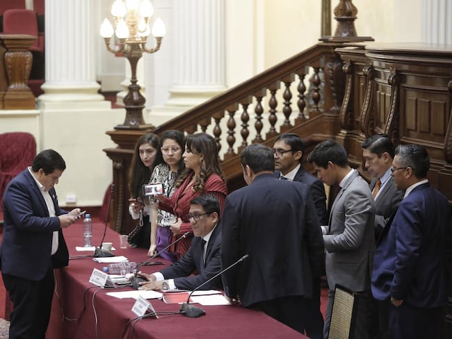 Congresistas denuncian un golpe de estado del presidente Castillo en Perú. Foto: EFE