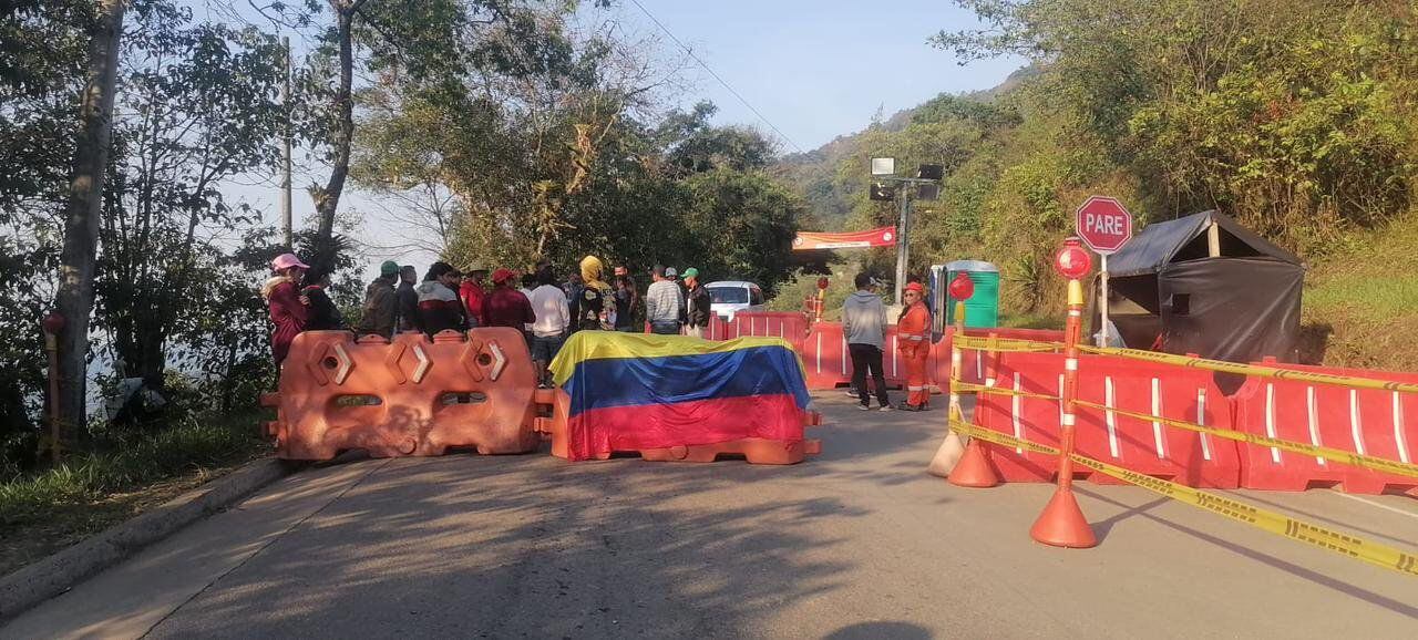 Las comunidades bloquean la Transversal del Cusiana, porque piden una solución definitiva a las constantes restricciones que hay en la vía