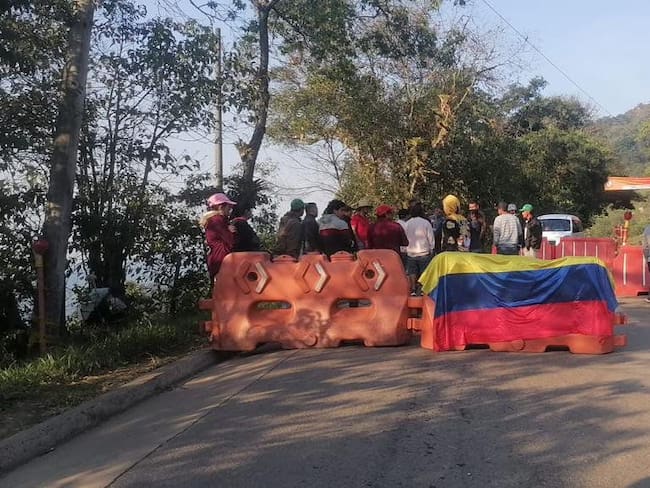 Las comunidades bloquean la Transversal del Cusiana, porque piden una solución definitiva a las constantes restricciones que hay en la vía