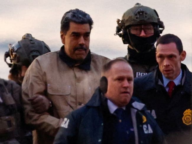 Agentes federales escoltan a Nicolás Maduro a un tribunal de la ciudad de Nueva York para su comparecencia por cargos de narcotráfico tras ser capturado por Estados Unidos en Venezuela. Foto tomada de Fox News