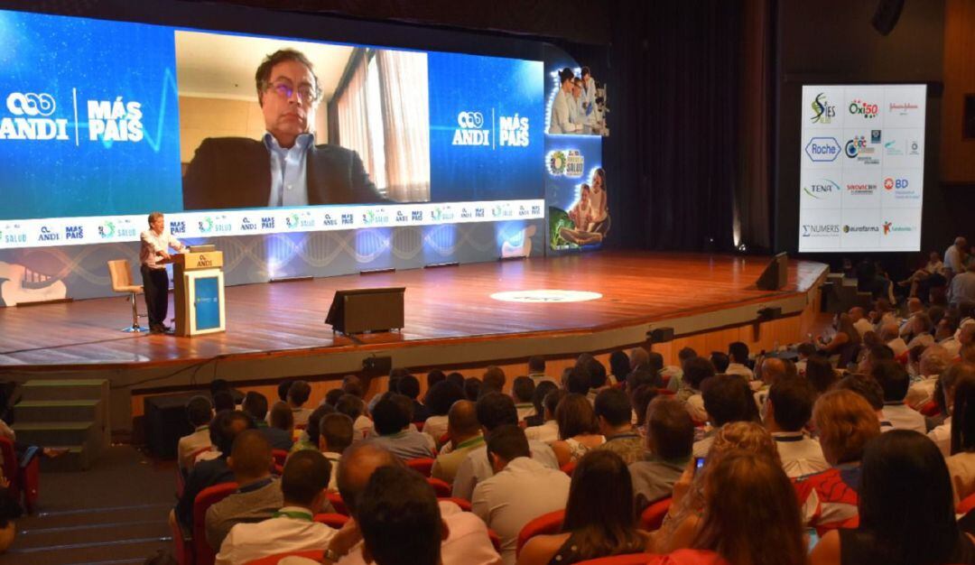 El candidato aseveró que esa transición empezaría en las regiones más apartadas y con mayores complicaciones en el sistema público.
