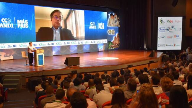 El candidato aseveró que esa transición empezaría en las regiones más apartadas y con mayores complicaciones en el sistema público.
