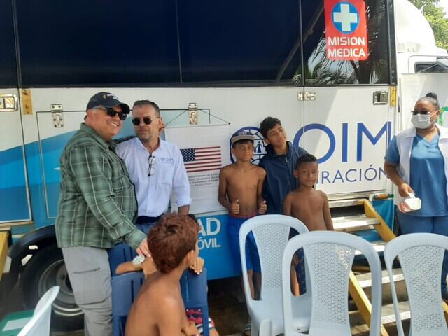 Embajador de EE.UU en Colombia visitó a migrantes represados en Necoclí | Colprensa