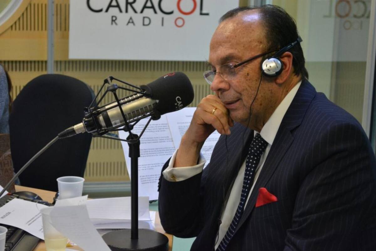 Tras dos décadas de estar inundando de humor a los colombianos, el admirado periodista se retira de La Luciérnaga, vea como desarrolla su último programa.