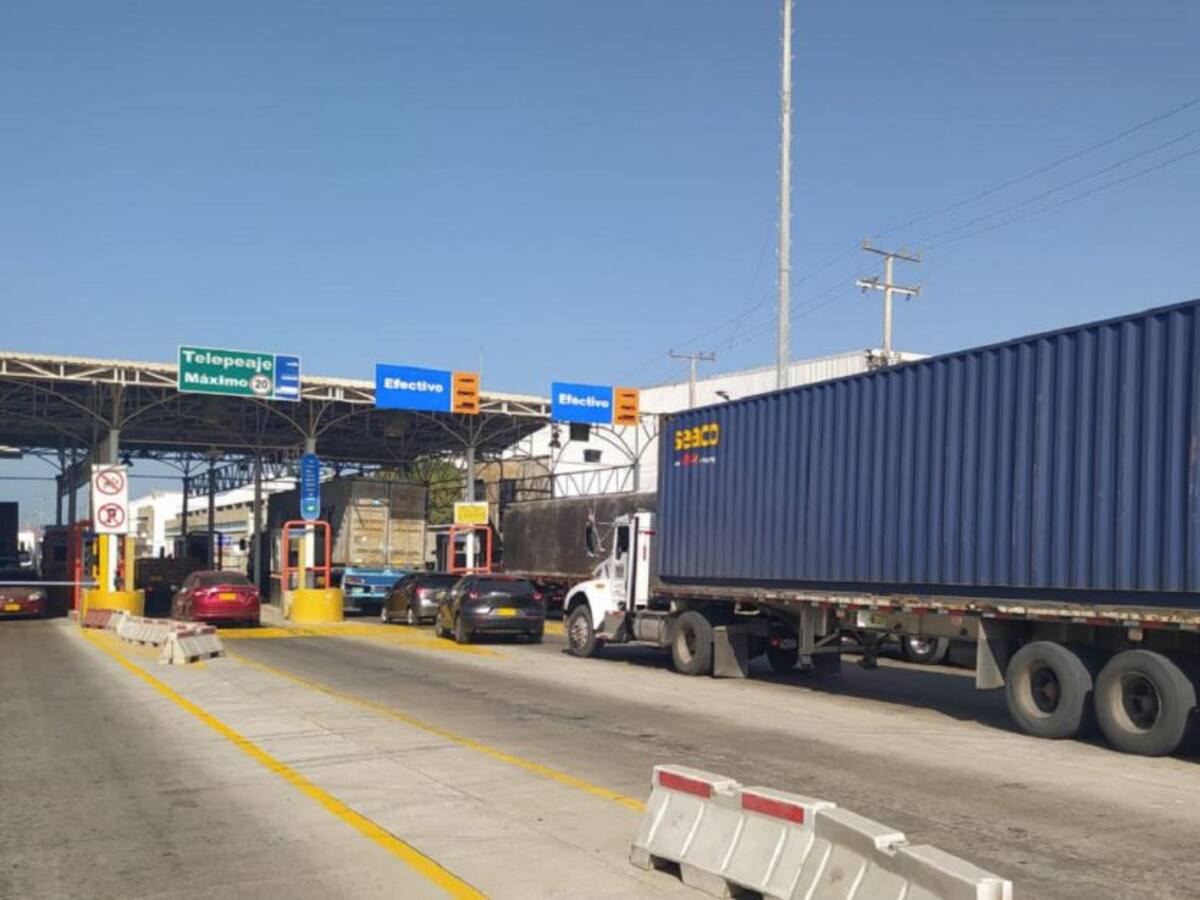 En Cartagena caos vehicular en peaje La Heroica por bloqueos de camioneros
