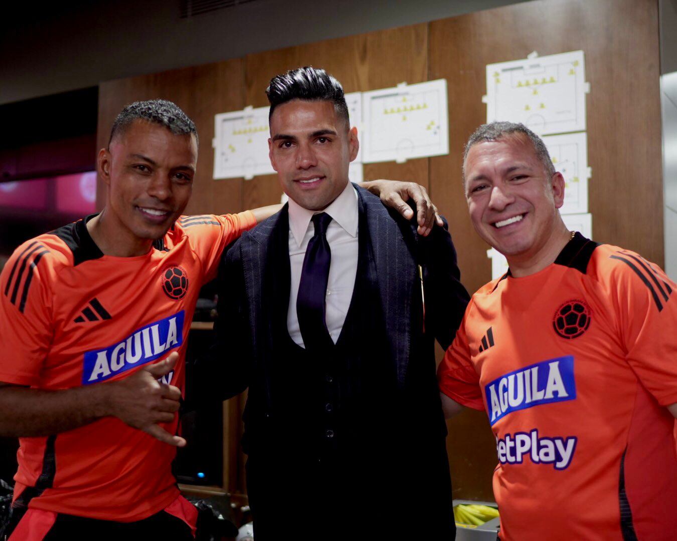 Falcao visitando el camerino de la Selección Colombia, previo al duelo ante Rumania / FCF