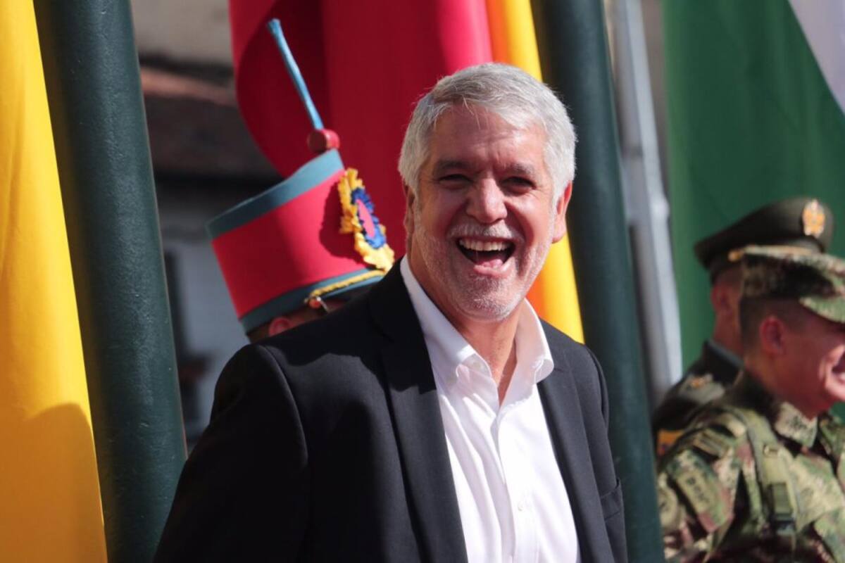 El alcalde Enrique Peñaloza se encuentra a esta hora en la Plaza de Bolívar dando comienzo a la jornada electoral.