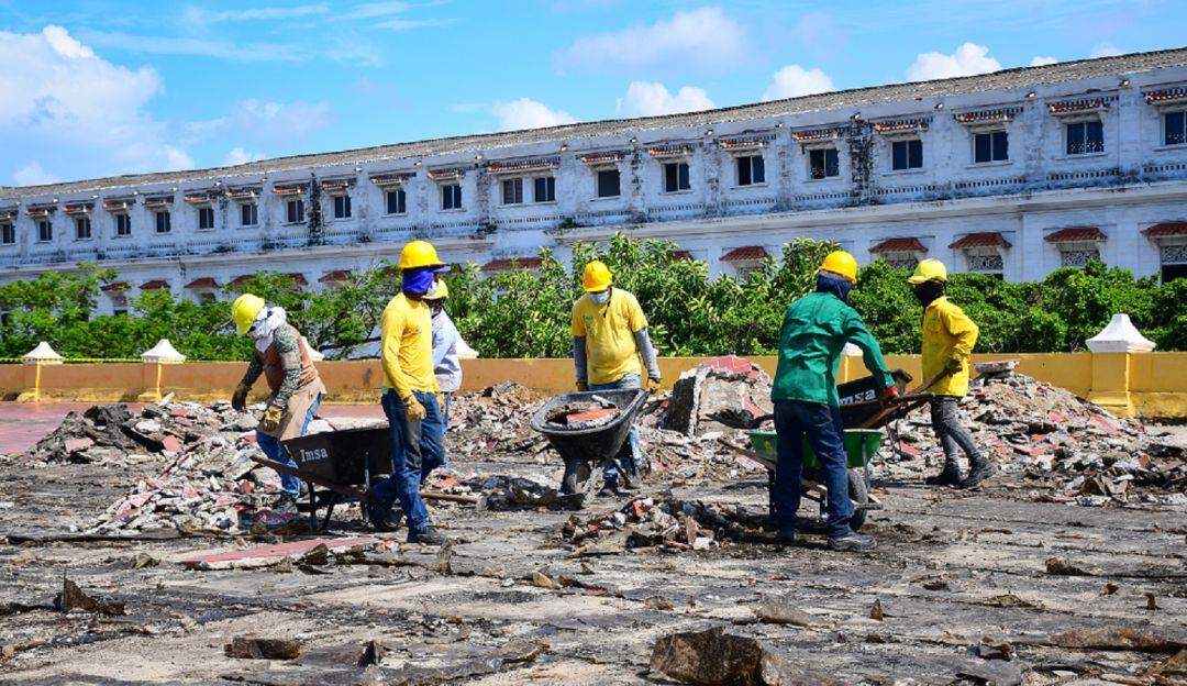 Durante esta primera fase se retiraron de forma manual 12 centímetros de material consistente en el piso de tablón