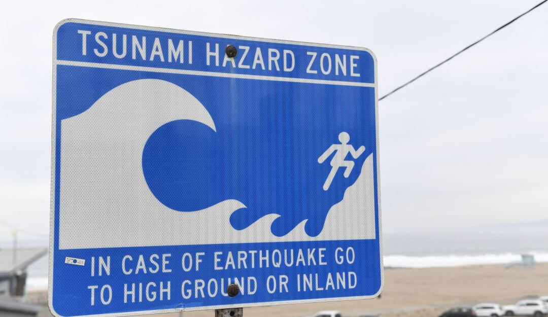 Avisos de tsunami en las costas de California
