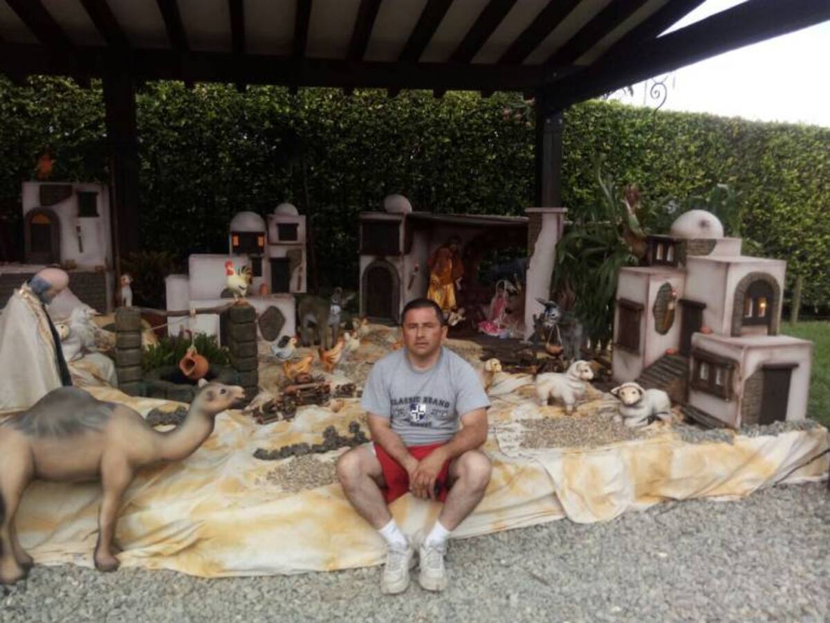 Javier Cortés, el taxista que hace pesebres para vivir