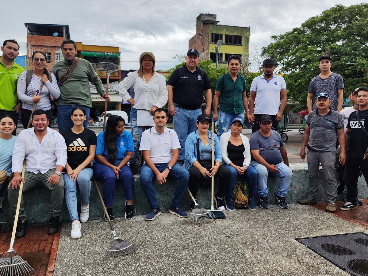 Plaza Cívica Los Libertadores se benefició con jornada de aseo y embellecimiento