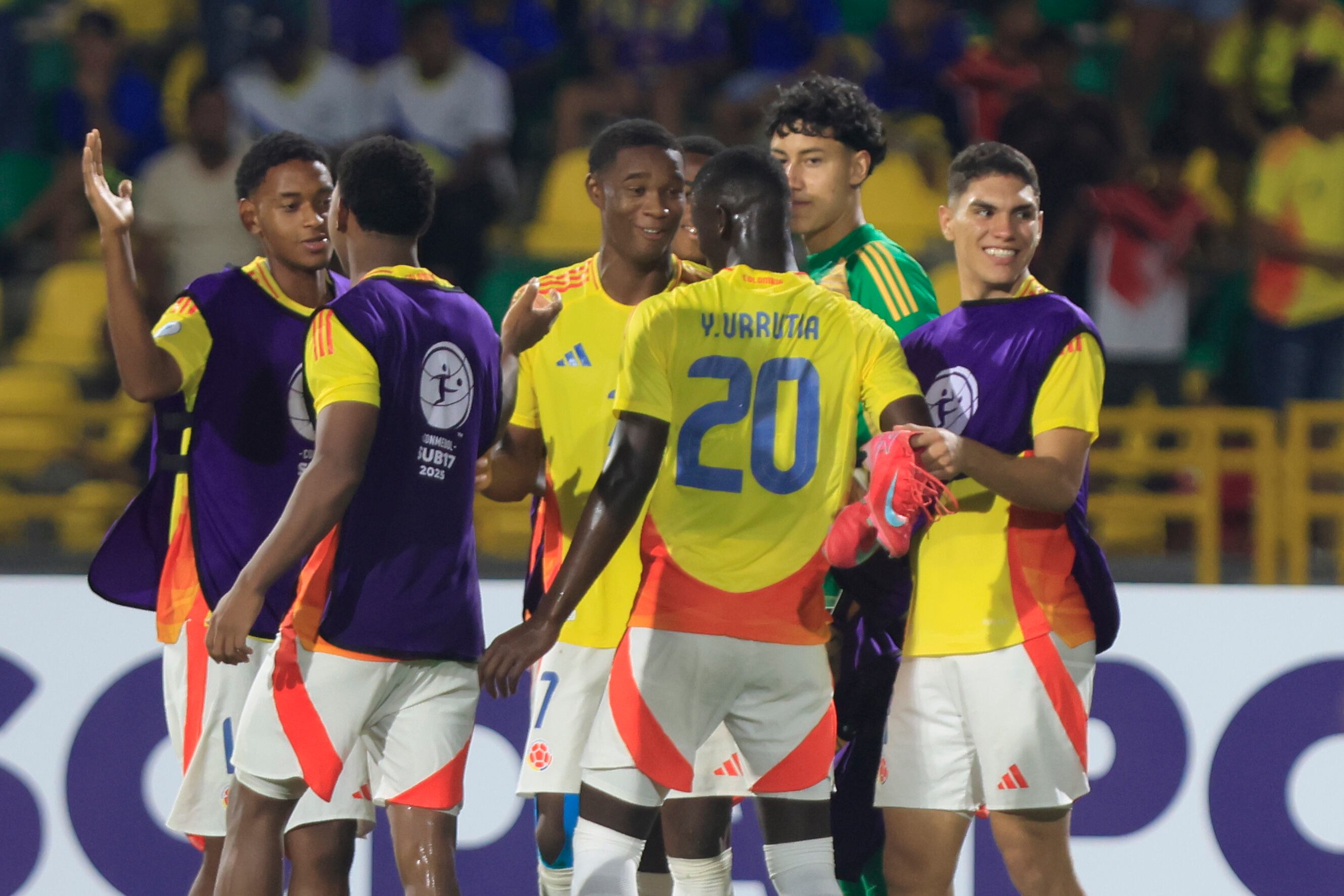 AMDEP5252. CARTAGENA (COLOMBIA), 09/04/2025.- Jugadores de Colombia celebran este miércoles, en un partido del Campeonato Sudamericano sub-17entre Colombia y Venezuela en el estadio Jaime Morón en Cartagena (Colombia). EFE/ Ricardo Maldonado Rozo