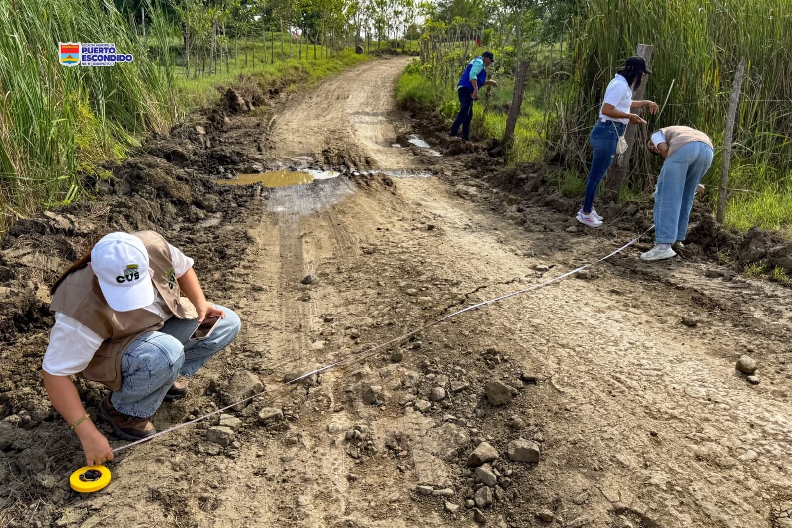 Grietas en zona aledaña al volcán de lodo en Puerto Escondido, Córdoba. Foto: prensa Alcaldía de Puerto Escondido.
