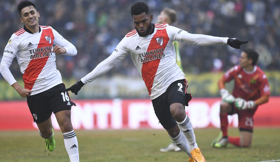 Miguel Ángel Borja celebra su primer gol con la camiseta de River Plate.