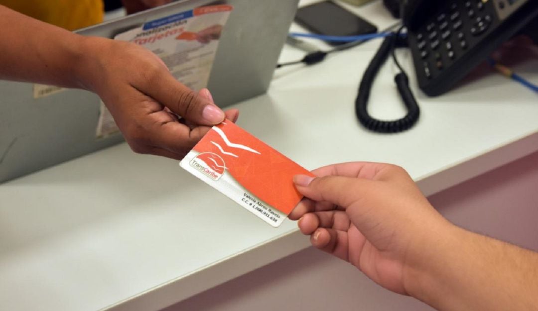 Este servicio solo aplica para usuarios con tarjetas personalizadas a través de www.colcard.com.