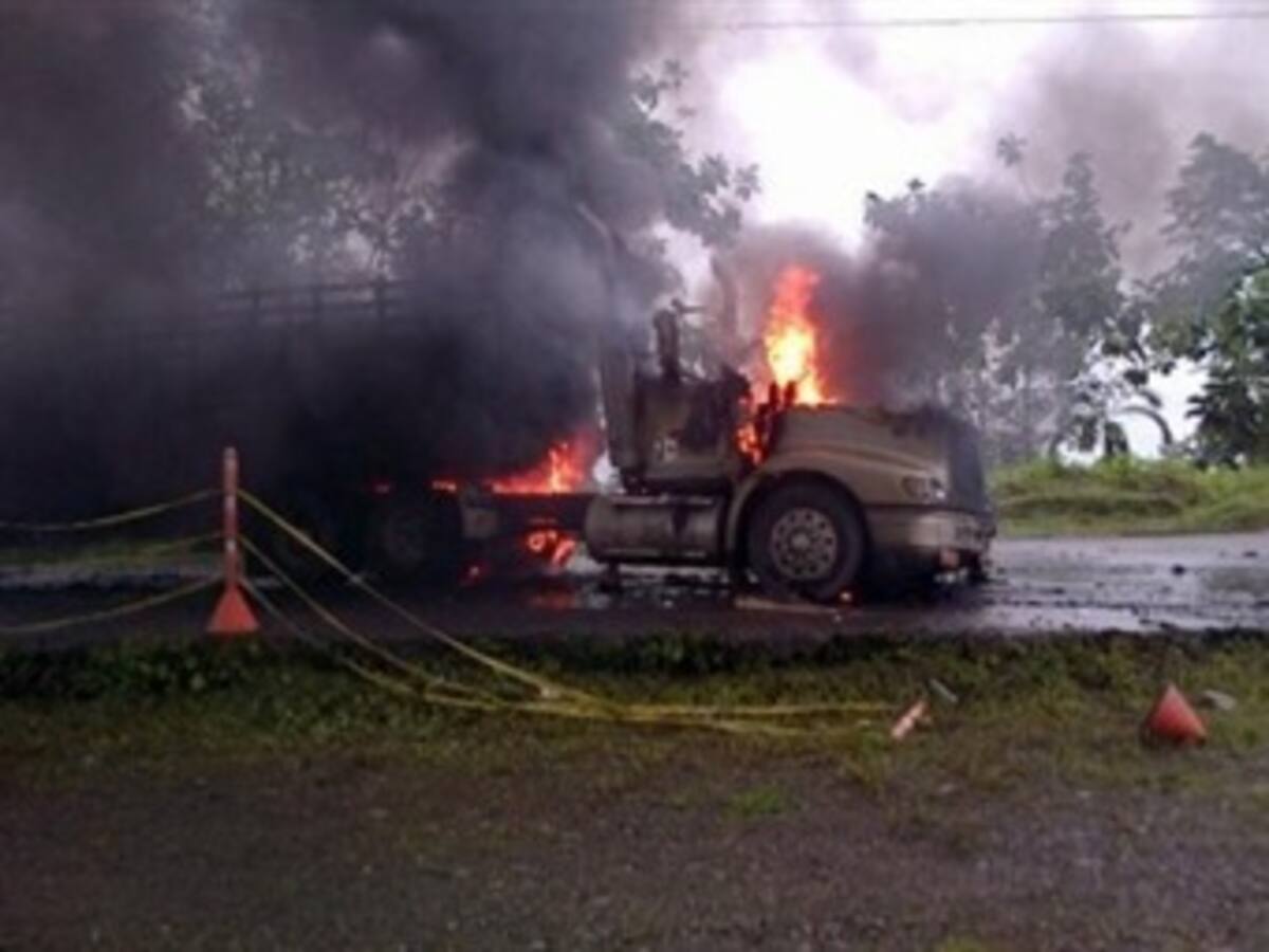 Incinerados tres vehículos en vía al puerto de Buenaventura