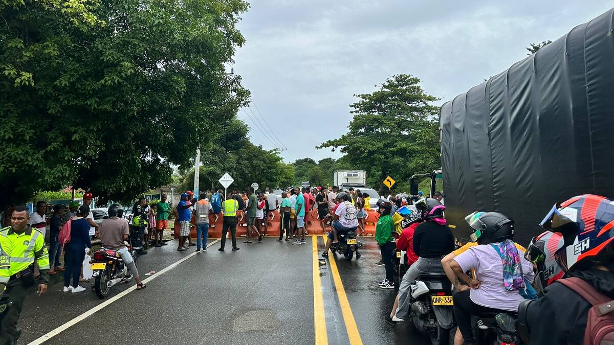 Comunidad de Arroyo Las Canoas bloqueó la Vía al Mar tras inundaciones por lluvias
