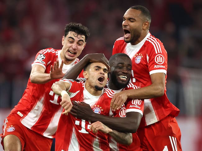 MUNICH, GERMANY - APRIL 15: Luis Diaz of Bayern Muenchen celebrates as he scores the goal 3:3 with Aleksandar Pavlovic of Bayern Muenchen, Jonathan Tah of Bayern Muenchen, Dayot Upamecano of FC Bayern Muenchen during the UEFA Champions League 2025/26 Quarter-Final Second Leg match between FC Bayern München and Real Madrid CF at Football Arena Munich on April 15, 2026 in Munich, Germany. (Photo by Stefan Matzke - sampics/Getty Images)
