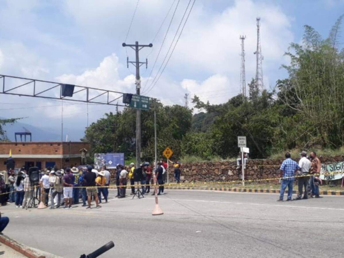 Siguen bloqueos en el peaje a la Mesa de Los Santos