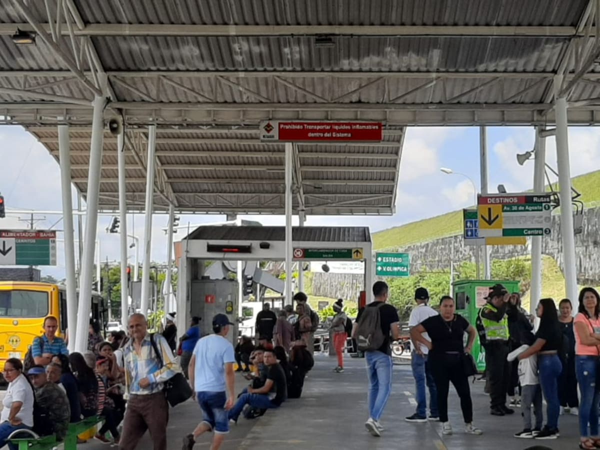 La usurpación del carril de Megabús, principal razón del tránsito lento del sistema