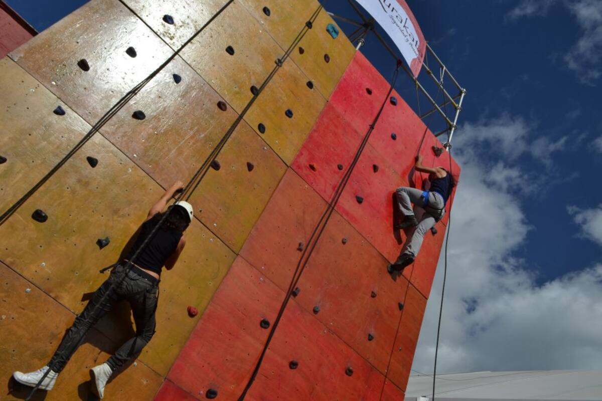Además, se realizaron actividades deportivas como: escalar en muros, canchas de fútbol-playa y voleibol sobre la arena. 