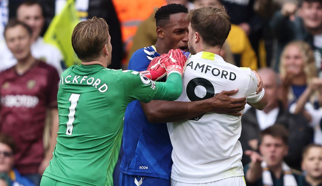 Yerry Mina se cruza con Patrick Bamford tras la disputa de un balón.