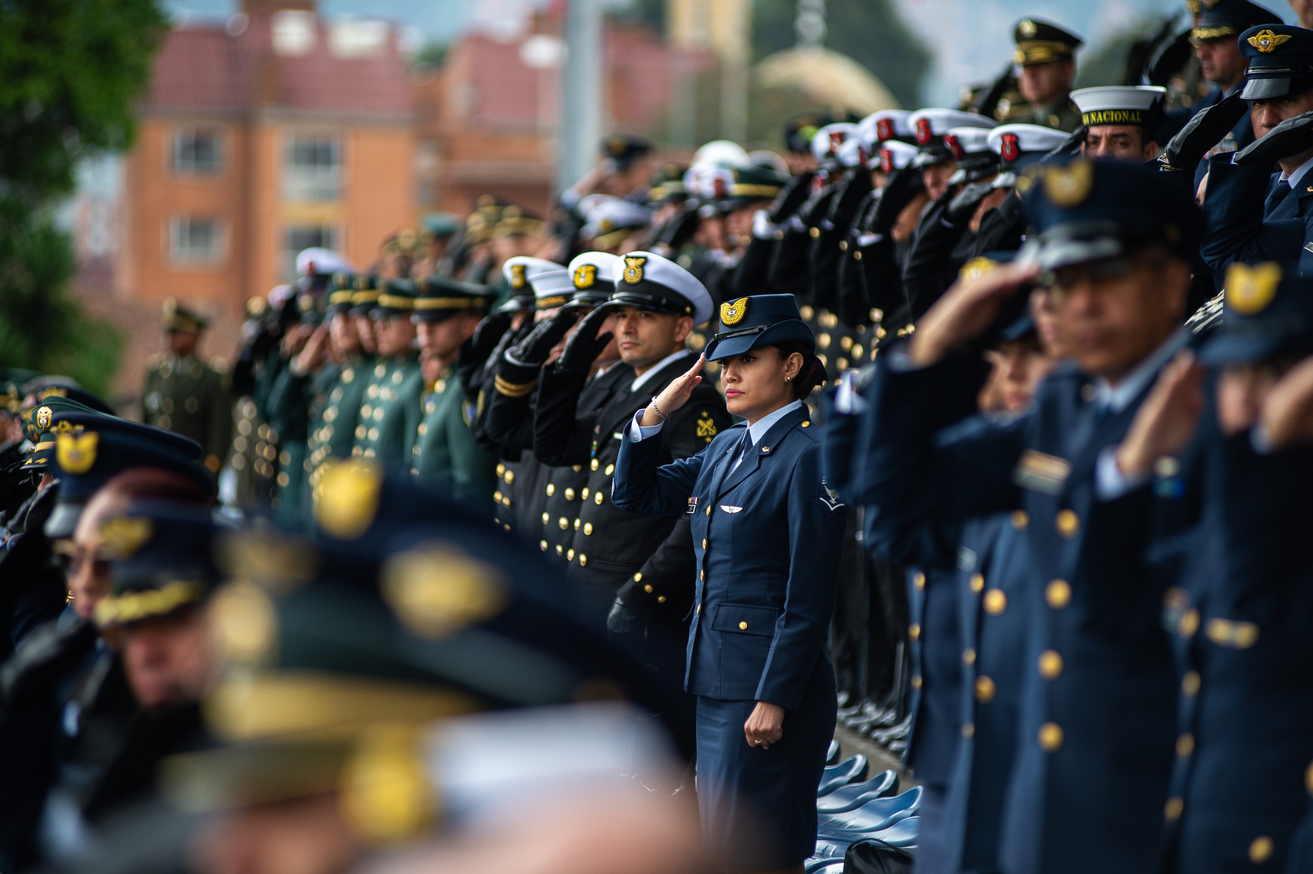 Oficiales de la Armada y de la Fuerza Aérea de Colombia. (Foto de: Sebastian Barros/Long Visual Press/Universal Images Group vía Getty Images)