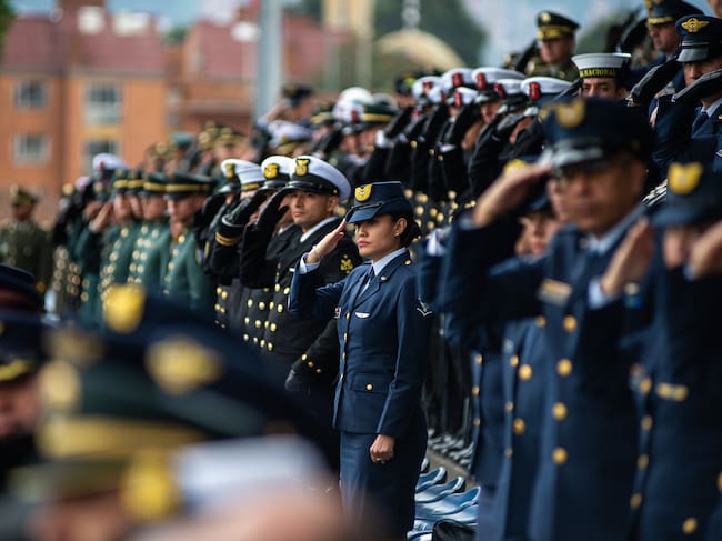 Oficiales de la Armada y de la Fuerza Aérea de Colombia. (Foto de: Sebastian Barros/Long Visual Press/Universal Images Group vía Getty Images)