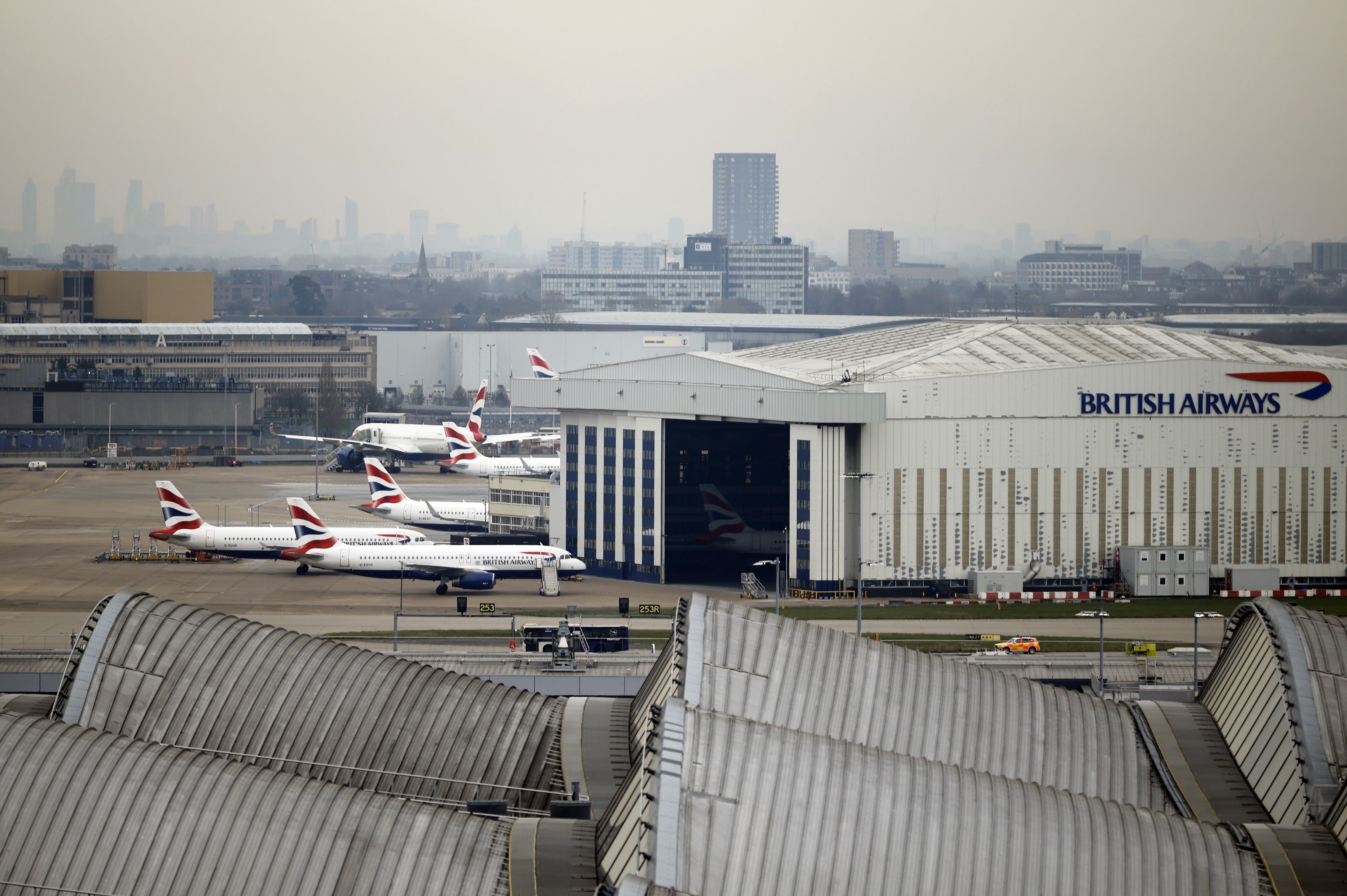 HILLINGDON (United Kingdom), 21/03/2025.- British Airways planes parked at Heathrow Airport in London, Britain, 21 March 2025. Heathrow Airport on 21 March announced it would be closed all day, following a power outage 'due to a fire at an electrical substation supplying the airport'. (Reino Unido, Londres) EFE/EPA/TOLGA AKMEN