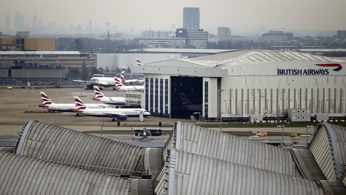 Heathrow reanudará algunos vuelos en la noche del viernes