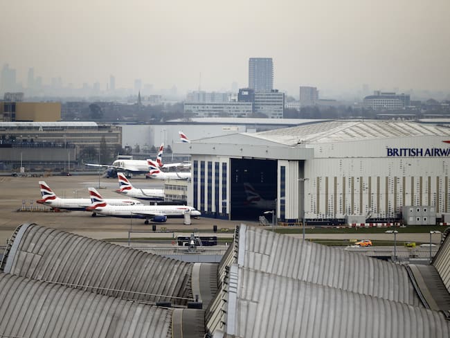 HILLINGDON (United Kingdom), 21/03/2025.- British Airways planes parked at Heathrow Airport in London, Britain, 21 March 2025. Heathrow Airport on 21 March announced it would be closed all day, following a power outage 'due to a fire at an electrical substation supplying the airport'. (Reino Unido, Londres) EFE/EPA/TOLGA AKMEN